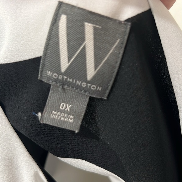 ⚫️ Worthington black & white top - Picture 8 of 17